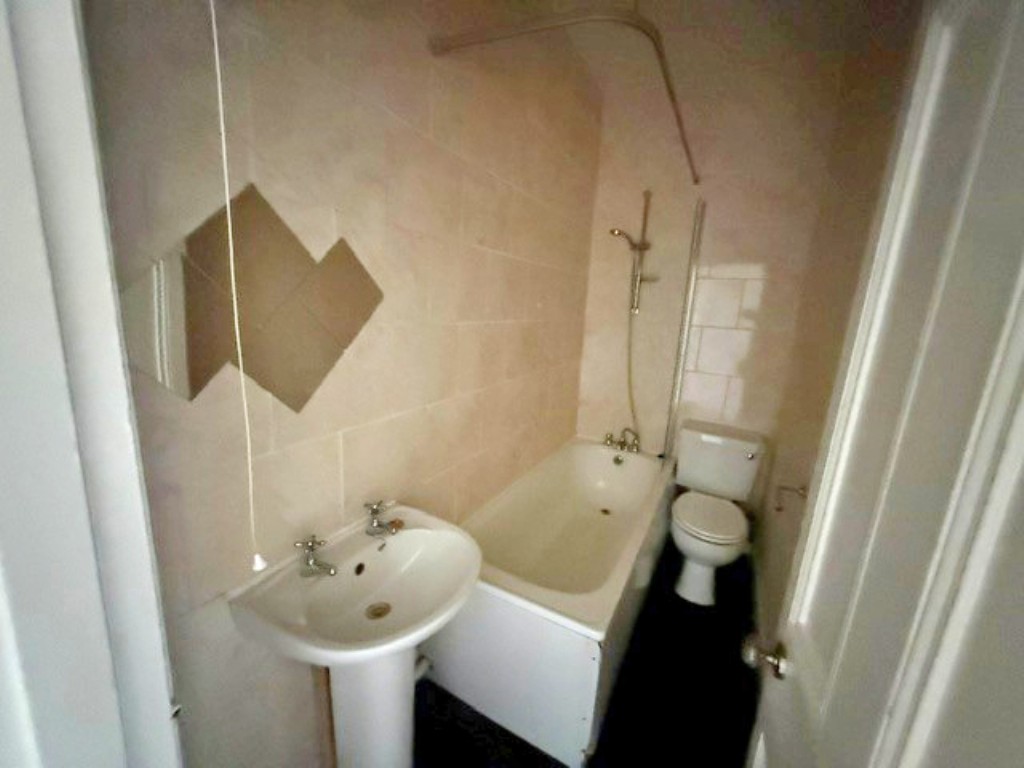Lot: 180 - VACANT FIRST FLOOR FLAT FOR IMPROVEMENT - Internal bathroom bath with shower over WC and wash hand basin
